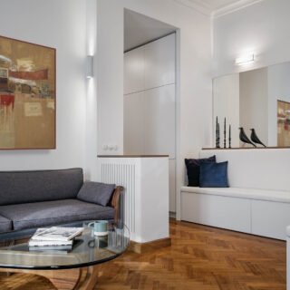 Σε ένα αθηναϊκό διαμέρισμα, εμπνευσμένο από τις ξύλινες κατασκευές του ’40