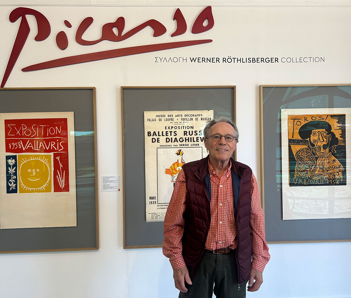 Ο συλλέκτης Werner Röthlisberger στην έκθεση της συλλογής αφισών του στους Δελφούς.