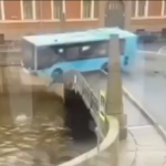 Ρωσία: Τρεις νεκροί από πτώση λεωφορείου σε ποταμό στην Αγία Πετρούπολη [ΒΙΝΤΕΟ]