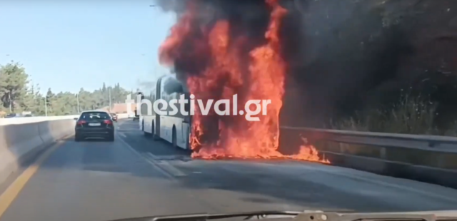 Θεσσαλονίκη: Ολοσχερώς κάηκε το λεωφορείο του ΟΑΣΘ στην Περιφερειακή Οδό