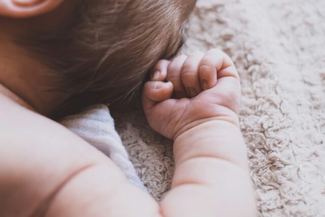 Βρετανία: Ενα μωρό εκ γενετής κωφό βρήκε την ακοή του χάρη σε πρωτοπόρα γονιδιακή θεραπεία