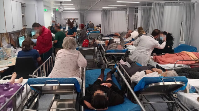 «Πλημμύρισε» από ράντζα το Νοσοκομείο «Γεννηματάς» – Εικόνες ντροπής από τη γενική εφημερία