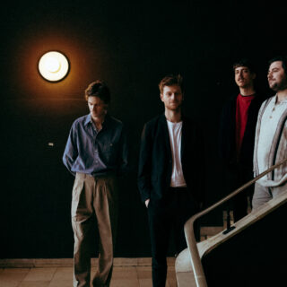 Οι Kerala Dust πέταξαν μεθυσμένοι τα κινητά τους από ένα βουνό κι ένιωσαν ελεύθεροι