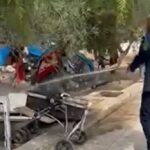 Πέραμα: Ο δήμαρχος βρέχει με τη μάνικα σκηνές Ρομά για να φύγουν [ΒΙΝΤΕΟ]