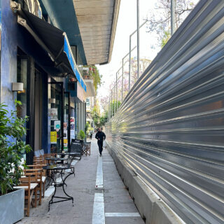 Στα Εξάρχεια, οι λαμαρίνες επεκτείνονται και η ασφάλεια αγνοείται