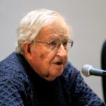 Βγήκε από το νοσοκομείο ο Νόαμ Τσόμσκι – Διαψεύστηκαν οι φήμες για τον θάνατό του