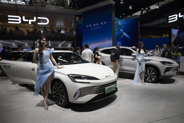 Ηλεκτρικά αυτοκίνητα: Το Πεκίνο προειδοποιεί ότι θα προσφύγει στον Παγκόσμιο Οργανισμό Εμπορίου, μετά την επιβολή δασμών από την ΕΕ