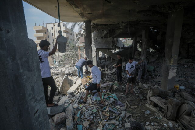 Πόλεμος στη Γάζα: «Φρικτές» οι συνθήκες διαβίωσης στην Αλ Μαουάσι – Μία τουαλέτα για 4.000 ανθρώπους
