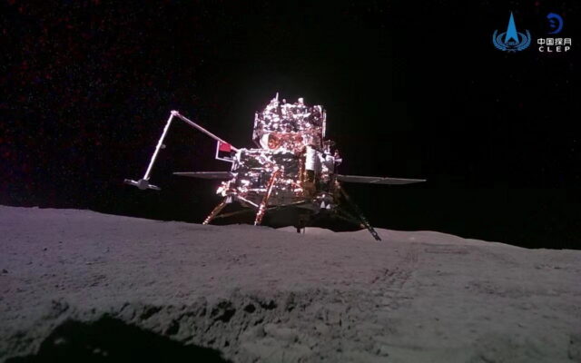 Chang’e 6: Η κινεζική διαστημική αποστολή επιστρέφει στη Γη φέρνοντας δείγματα από τη σκοτεινή πλευρά της Σελήνη