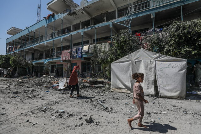 Βομβαρδισμός στο σχολείο της UNRWA: 14 παιδιά και εννέα γυναίκες ανάμεσα στα θύματα – Έκκληση από 17 χώρες για κατάπαυση του πυρός [ΒΙΝΤΕΟ]