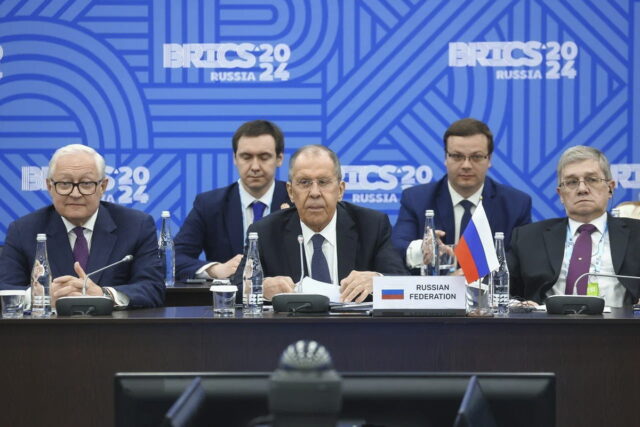 Στη Ρωσία ο Φιντάν για τη σύνοδο των BRICS – Συνάντηση με Πούτιν και Λαβρόφ