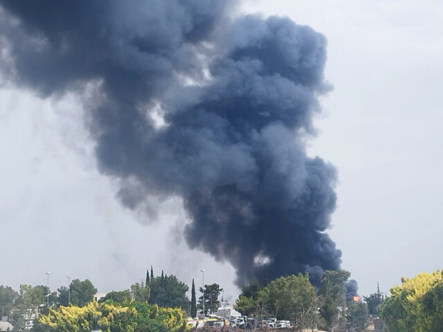 Έκρηξη στην Κηφισιά: Διακοπή της κυκλοφορίας σε δρόμους γύρω από το εργοστάσιο [ΒΙΝΤΕΟ]