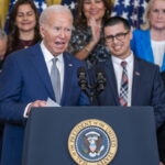 Μπάιντεν: Διευκολύνει τη χορήγηση αμερικανικής υπηκοότητας σε μετανάστες παντρεμένους με Αμερικανούς πολίτες