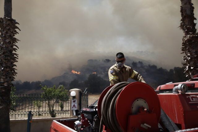 Σε ύφεση η πυρκαγιά στην Αγία Μαρίνα Κορωπίου