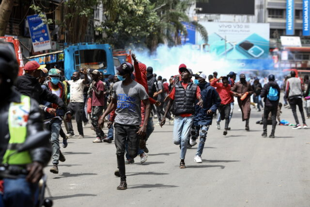 Κένυα: Μετά τις μαζικές διαδηλώσεις και την αιματηρή καταστολή, ο πρόεδρος Ρούτο αποσύρει το φορολογικό νομοσχέδιο