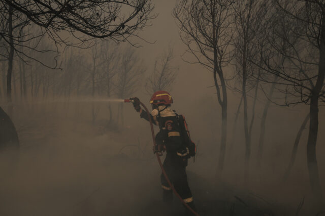 Ζάκυνθος: Ολονύχτια μάχη με τις φλόγες στο χωριό Αγία Μαρίνα