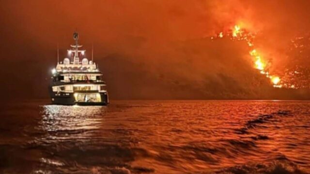 Φωτιά στο μοναδικό πευκόδασος της Ύδρας από πυροτεχνήματα που έριξε σκάφος με τουρίστες