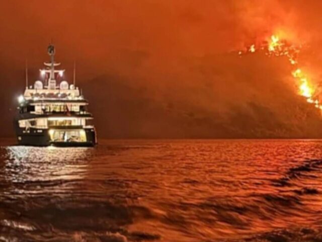 Φωτιά στο μοναδικό πευκόδασος της Ύδρας από πυροτεχνήματα που έριξε σκάφος με τουρίστες