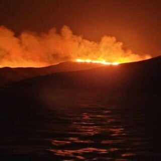 Η φωτιά στη Σέριφο σταμάτησε στη θάλασσα