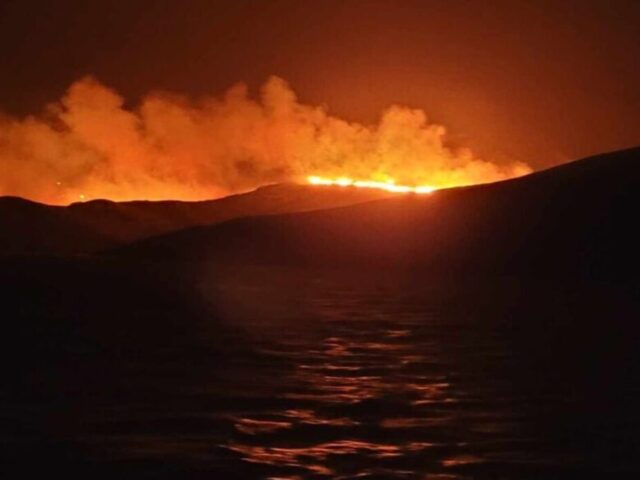 Η φωτιά στη Σέριφο σταμάτησε στη θάλασσα