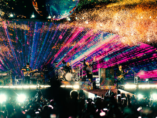 Coldplay: 65.000 θεατές απογειώθηκαν σ’ ένα συμπεριληπτικό “Sky Full of Stars”