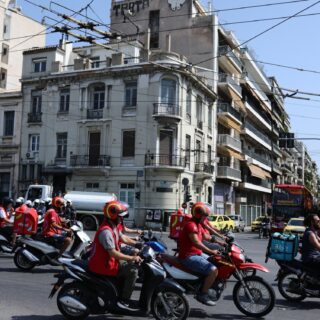 Ελλιπής προστασία για τους διανομείς από τον καύσωνα: Ένα πείραμα στην Παραγουάη διεκδικεί την ασφάλειά τους