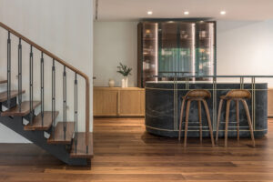 Μια ανακαινισμένη μονοκατοικία στη Γλυφάδα τιμά τα μοντέρνα 70s