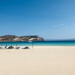 Aυτές είναι οι 238 «απάτητες παραλίες» όπου απαγορεύονται ομπρέλες και ξαπλώστρες