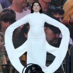 Η Μαρίνα Αμπράμοβιτς ζήτησε επτά λεπτά σιγής για την ειρήνη από τη σκηνή του Γκλάστονμπερι