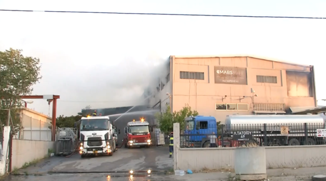 Αχαρνές: Οριοθετημένη η φωτιά – Κάηκε ολοσχερώς εργοστάσιο χαρτικών