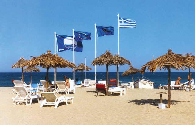 Αφαιρέθηκε η «Γαλάζια Σημαία» από 22 παραλίες