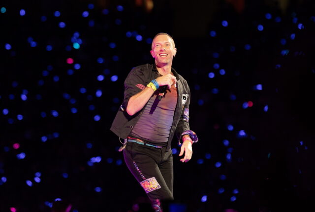 Coldplay: Δείτε το βίντεο κλιπ του «Feels Like I’m Falling in Love» από τη σκηνή του Ηρωδείου