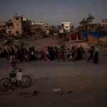 Χιλιάδες Παλαιστίνιοι εγκαταλείπουν για μία ακόμη φορά τις εστίες τους, καθώς ο ισραηλινός στρατός βομβαρδίζει τη νότια Γάζα