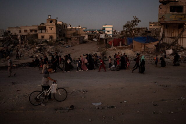 Χιλιάδες Παλαιστίνιοι εγκαταλείπουν για μία ακόμη φορά τις εστίες τους, καθώς ο ισραηλινός στρατός βομβαρδίζει τη νότια Γάζα