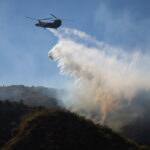 Μαίνεται η δασική πυρκαγιά στη βόρεια Καλιφόρνια – Χιλιάδες κάτοικοι εγκαταλείπουν τις εστίες τους