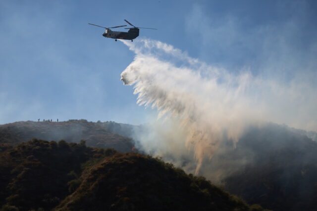 Μαίνεται η δασική πυρκαγιά στη βόρεια Καλιφόρνια – Χιλιάδες κάτοικοι εγκαταλείπουν τις εστίες τους