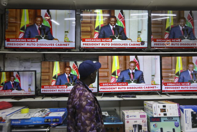 Ο πρόεδρος της Κένυας απέπεμψε σχεδόν όλη την κυβέρνησή του