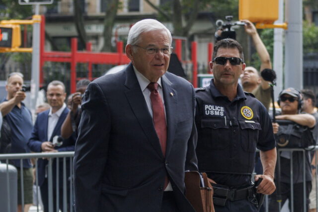 ΗΠΑ: Ένοχος για διαφθορά κρίθηκε ο γερουσιαστής Μπομπ Μενέντεζ