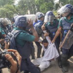 Μπανγκλαντές: 39 νεκροί και εκατοντάδες τραυματίες σε βίαια επεισόδια με την αστυνομία