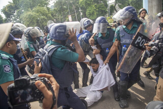 Μπανγκλαντές: 39 νεκροί και εκατοντάδες τραυματίες σε βίαια επεισόδια με την αστυνομία