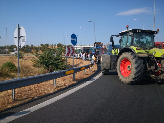 Τρίκαλα: Κινητοποίηση αγροτών της Καρδίτσας στον κόμβο Ε65