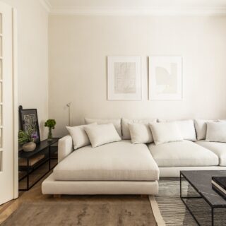 Ένα διαμέρισμα στο Κολωνάκι, εμπνευσμένο από την mid-century αισθητική