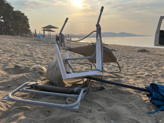 Πολύγυρος: Ξαπλώστρες και ομπρέλες απομάκρυναν συνεργεία του δήμου από την παραλία των Καλυβών