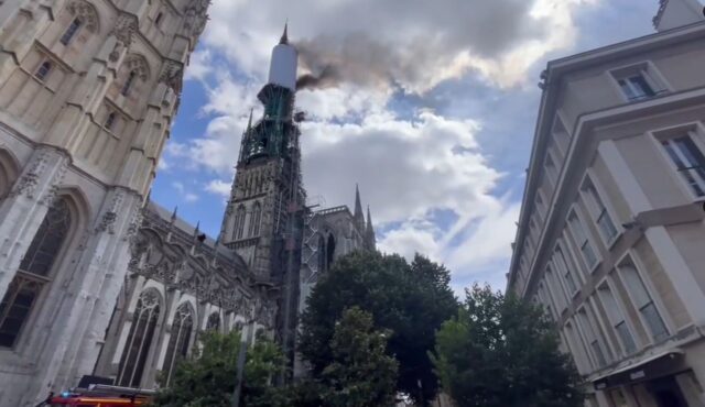 Γαλλία: Φωτιά στον καθεδρικό της Ρουέν [ΒΙΝΤΕΟ]