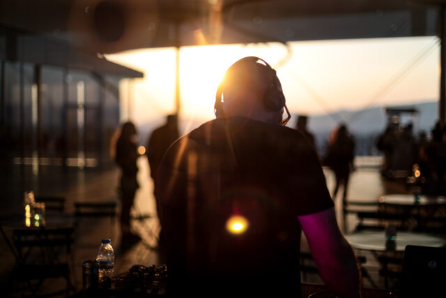Τα Sunset DJ Sets στη βεράντα του Φάρου είναι ο απόλυτος προορισμός για τις ζεστές βραδιές του φετινού καλοκαιριού
