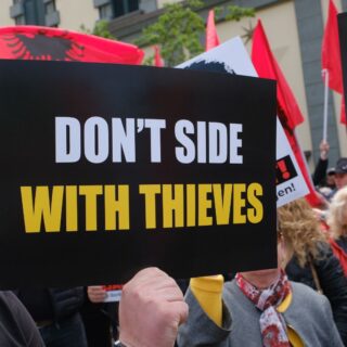 Ποιοι είναι οι λόγοι που τα Τίρανα «φλέγονται» για 18η εβδομάδα