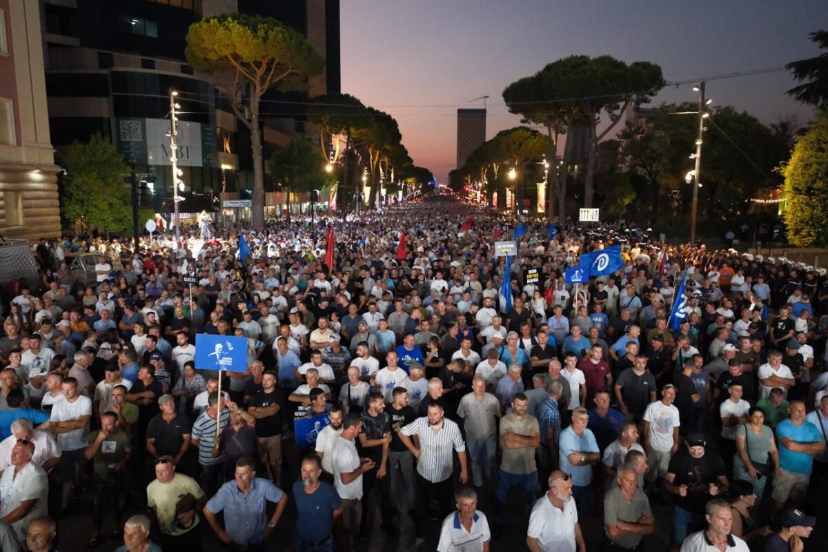 Τίρανα - Χιλιάδες πολίτες κατακλύζουν το κέντρο,