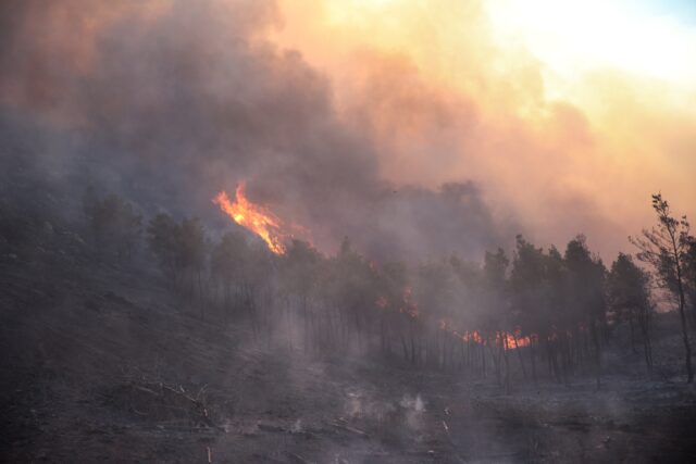 Ζάκυνθος: Μεγάλη πυρκαγιά στο χωριό Αγαλάς – Μαίνεται εκτός ελέγχου η φωτιά στην Κορινθία