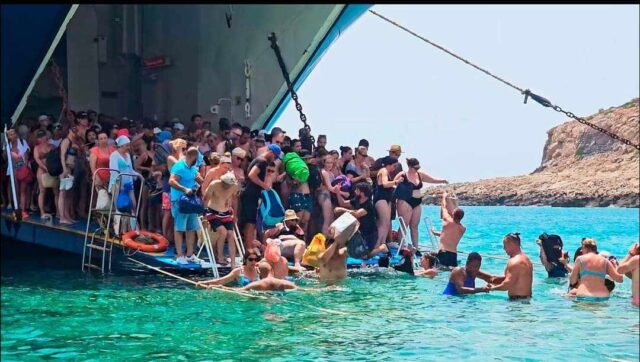 Τριτοκοσμικές εικόνες στον Μπάλο: Τουρίστες αποβιβάζονται μέσα στη θάλασσα διότι δεν υπάρχει προβλήτα