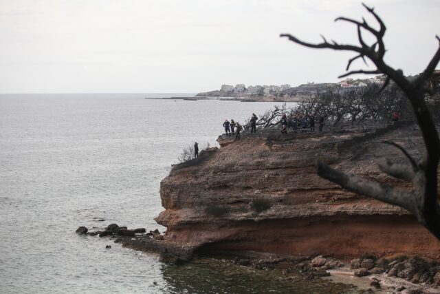 Δίκη για το Μάτι: Συγκλόνισε και τους δικαστές η μάρτυρας που έχασε την κόρη και τον εγγονό της